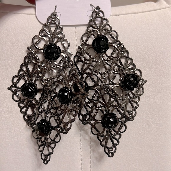 Assorted fashion earrings. - Picture 12 of 15